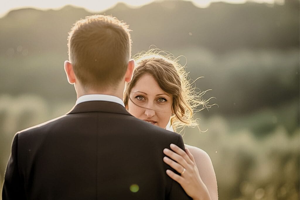 Irina guarda Gio con tenerezza durante il servizio fotografico di matrimonio a Roma