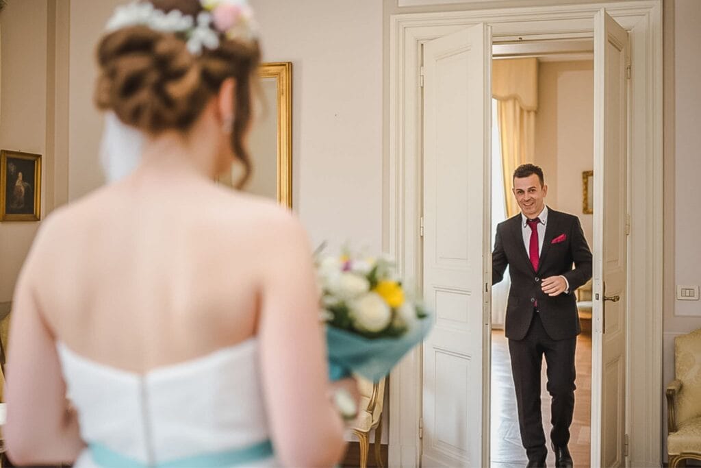 Il primo sguardo tra Irina e Gio prima della cerimonia, momento pieno di emozione