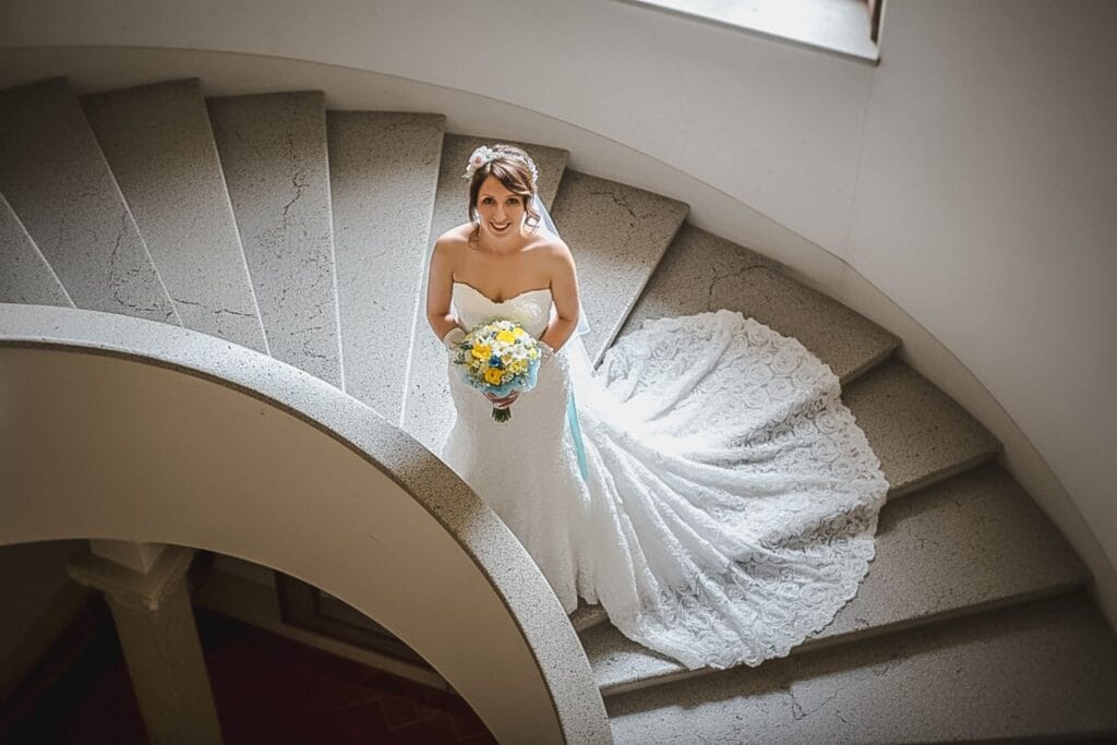 La sposa Irina guarda fuori dalla finestra nella luce morbida di Santa Maria in Tempulo