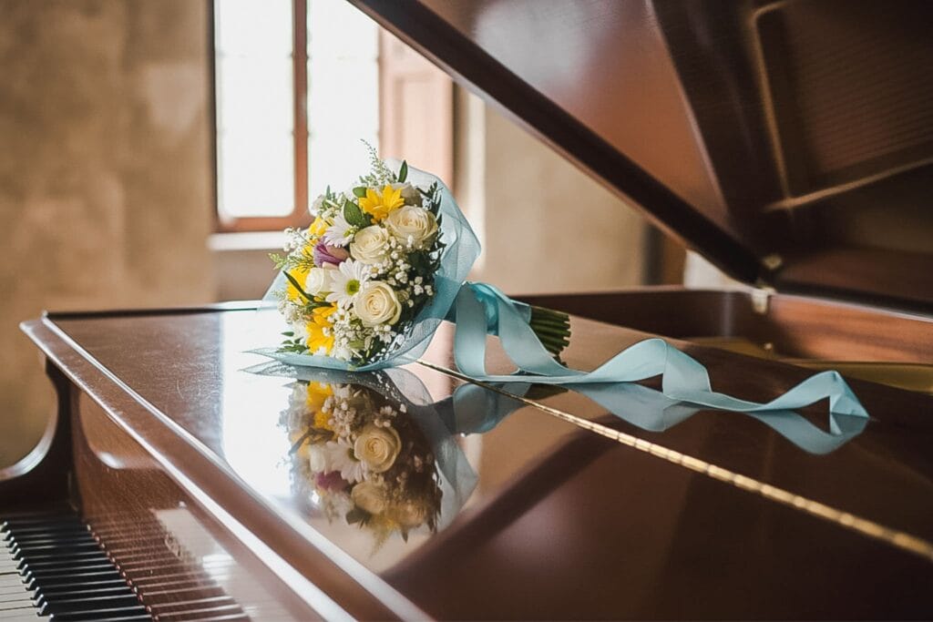 Irina scende la scala a spirale della chiesa Santa Maria in Tempulo con grazia ed eleganza