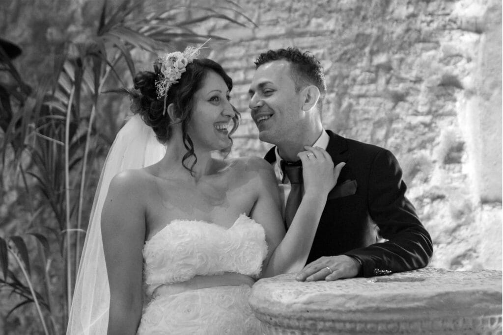 Bouquet di sposa con nastro turchese appoggiato su un pianoforte antico a Roma