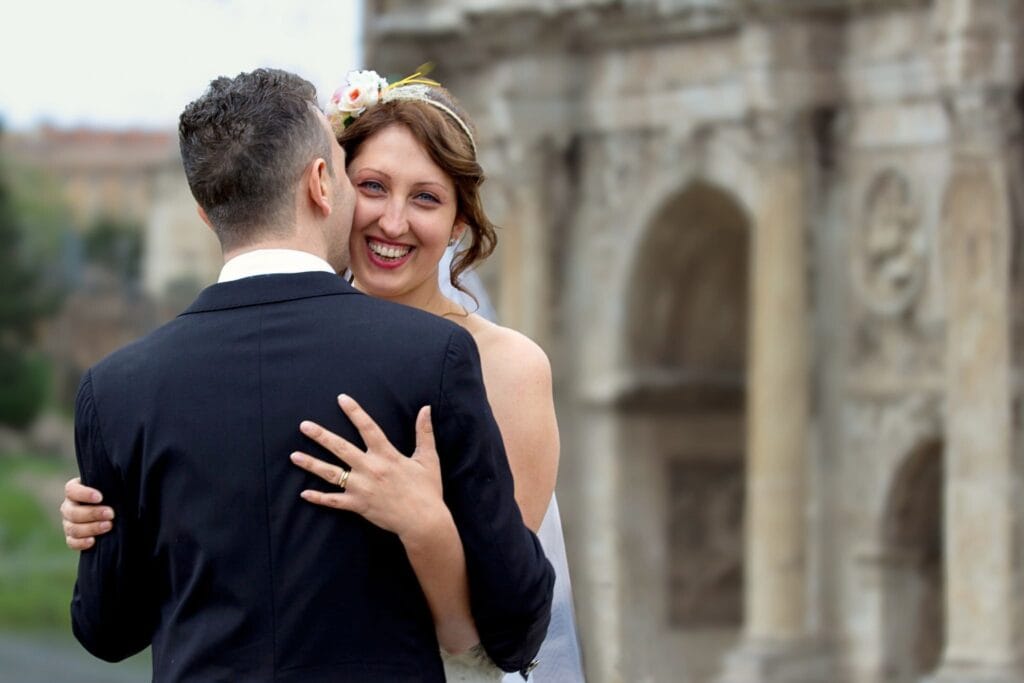 Fotografia di coppia al Colosseo e nel parco di Roma, scatto naturale e luminoso