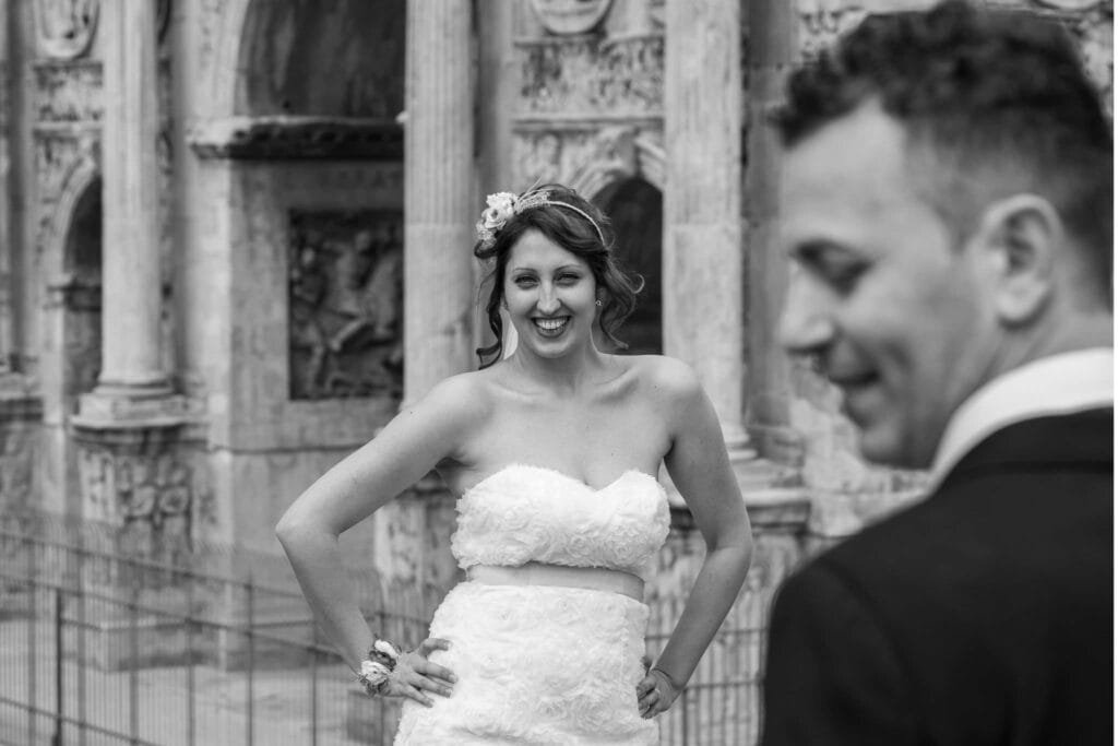 Mireasa Irina zâmbind larg în fața Colosseumului, fotografie de nuntă elegantă Roma