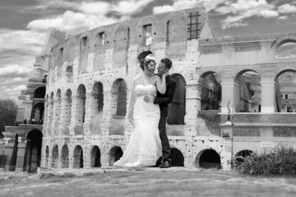 Irina e Gio si abbracciano davanti al Colosseo, fotografia romantica a Roma
