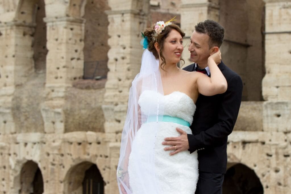 Ritratto di coppia con il Colosseo sullo sfondo, luce calda e atmosfera intima